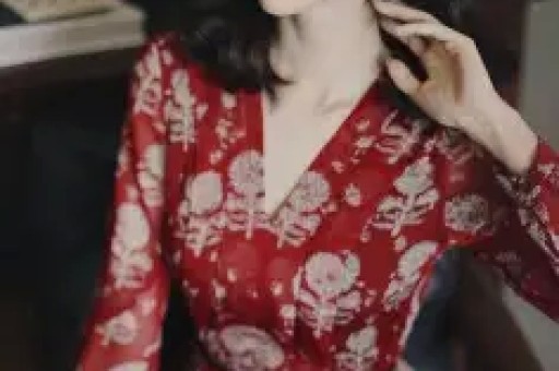 陪玩陪睡仅是冰山一角认干爹舔手指拜高踩低实在荒唐！